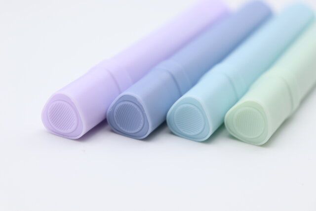 ダイソーのマーカーペン（CHM、丸型、パープル＆グレー、2本）／マーカーペン（CHM、丸型、グリーン、2本）フタ