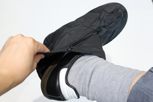 ダイソーのシューズカバー（黒、28cm） 使用例1