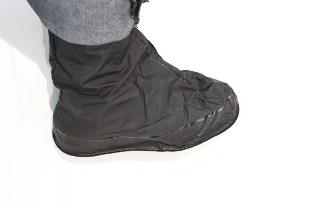 ダイソーのシューズカバー（黒、28cm） 使用例2