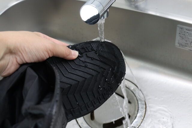 ダイソーのシューズカバー（黒、28cm） 水洗い