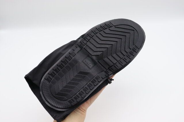 ダイソーのシューズカバー（黒、28cm）底