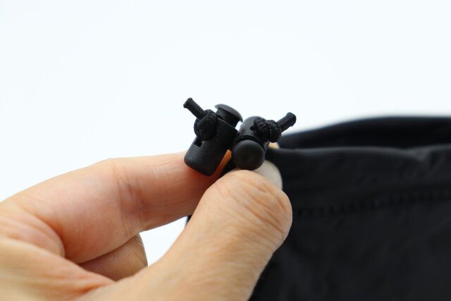 ダイソーのシューズカバー（黒、28cm）調節ゴム