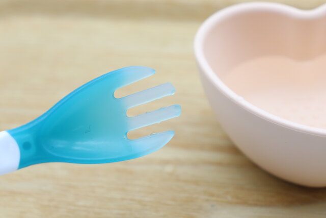 セリアのサーモフォークの色が変化する様子