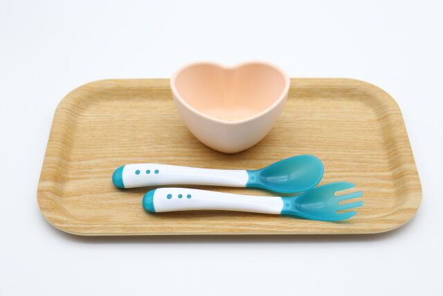 セリアのサーモスプーンとサーモフォークは離乳食や介助に便利