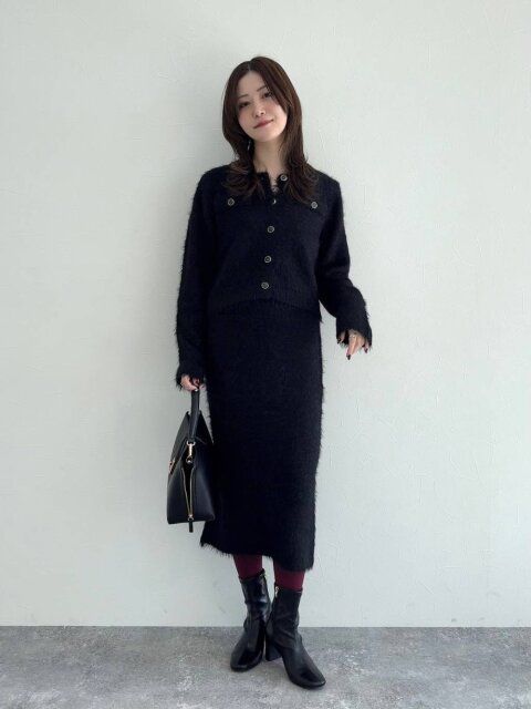 2025冬大人女性ニットアップ黒シャギーコーデ