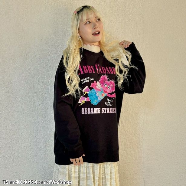 ガーリーなワンピースの上に重ね着