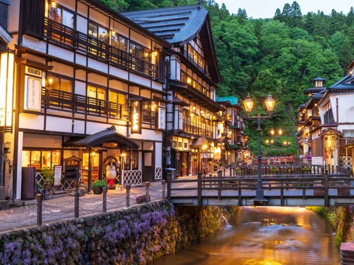 All About ニュース編集部が全国250人を対象に実施した外国人観光客にすすめたい温泉地に関するアンケートの調査結果から、山形県で「外国人観光客にすすめたい温泉地」ランキングを発表！ 2位「銀山温泉」を抑えた1位は？