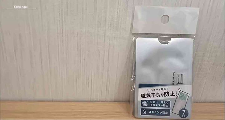 セリアの「磁気不良防止 カードケース」