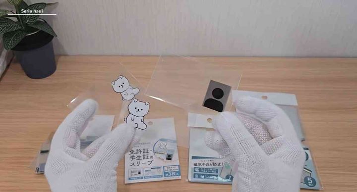 セリアの「免許証·学生証用スリーブ」