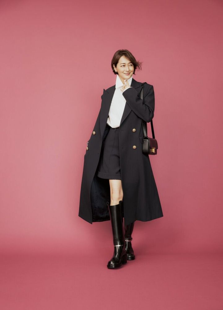 コート¥297,000、シャツ¥86,900、ショートパンツ¥85,800／すべて コート（メゾン・ディセット）、ピアス¥683,100、リング¥728,200／ともに TASAKI、ブーツ¥328,900、バッグ¥256,300／ともに トッズ（トッズ・ジャパン）