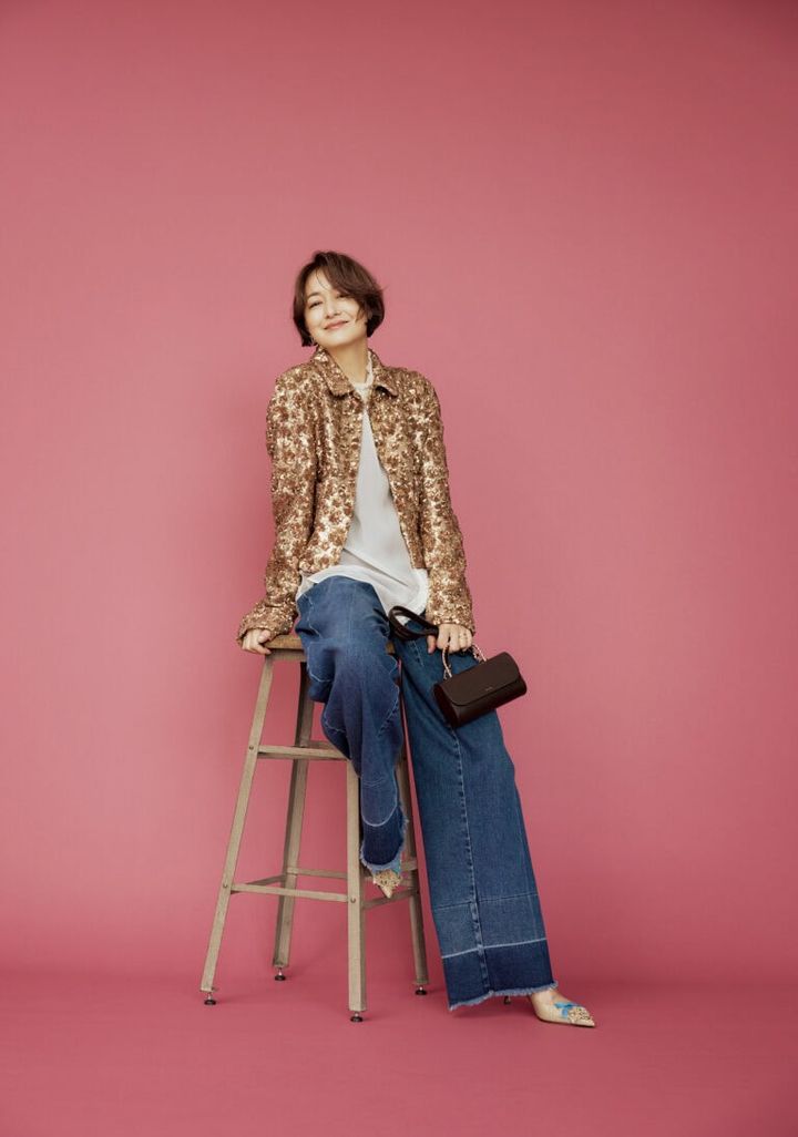 スパンコールジャケット¥198,000、ブラウス¥165,000、デニムパンツ¥75,900、シューズ¥187,000／すべてヌメロヴェントゥーノ（イザ）、バッグ¥88,000／サルチェ（フラッパーズ）、ピアス（右）¥77,000、イヤーカフ（右）¥96,800、リング（右小指）¥127,600、（左薬指）¥124,300／すべて ヒロタカ（ヒロタカ 表参道ヒルズ）