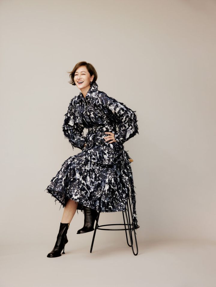 ジャケット¥429,000、スカート¥279,400／ともにアーデム（メゾン・ディセット）、ピアス¥297,000、リング¥677,600／ともに ジョージ ジェンセン（ジョージ ジェンセン ジャパン）、ショートブーツ¥191,400※参考ヒール高／セルジオ ロッシ（セルジオ ロッシ ジャパン カスタマーサービス）