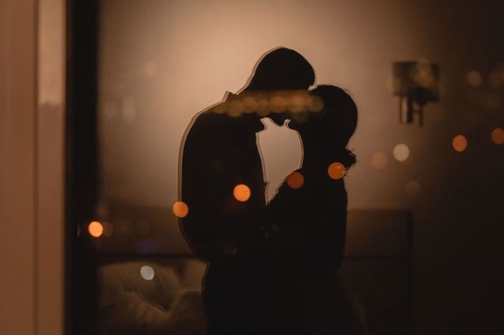 キスをしているカップル