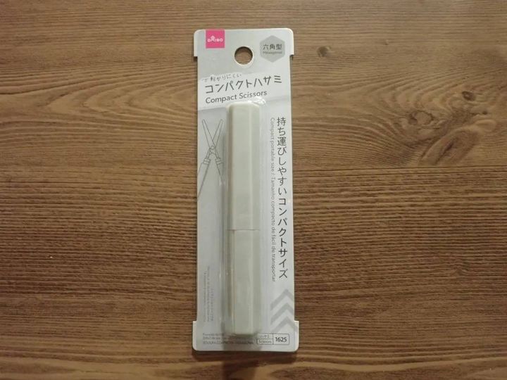 DAISO(ダイソー)：コンパクトハサミ(六角型、グレー)