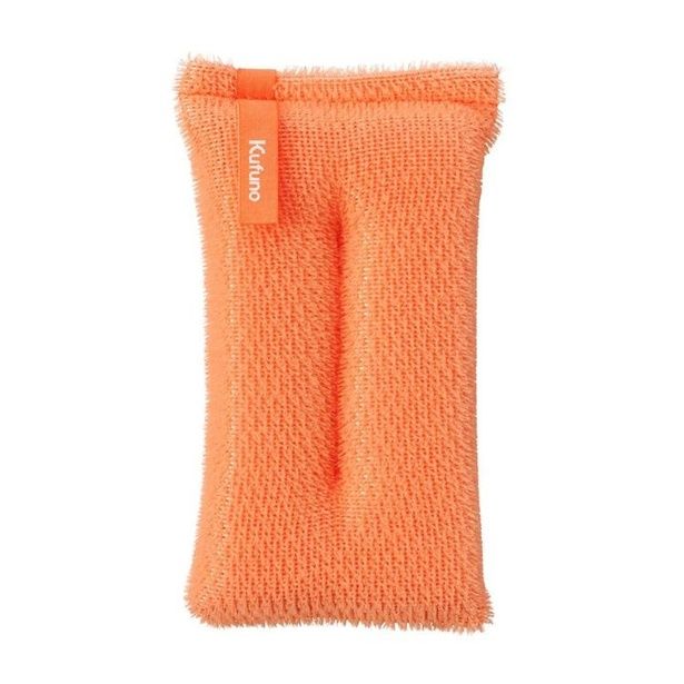 ロフト広報＆バイヤーがそろって太鼓判を押す「ブラシスポンジ」(715円)。カラーはコーラルオレンジ