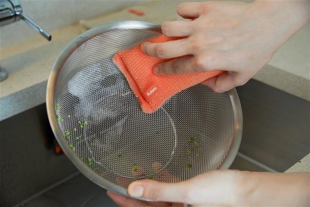 約50万本の超極細ブラシが、ザルの網目に詰まった汚れをかき出してくれる