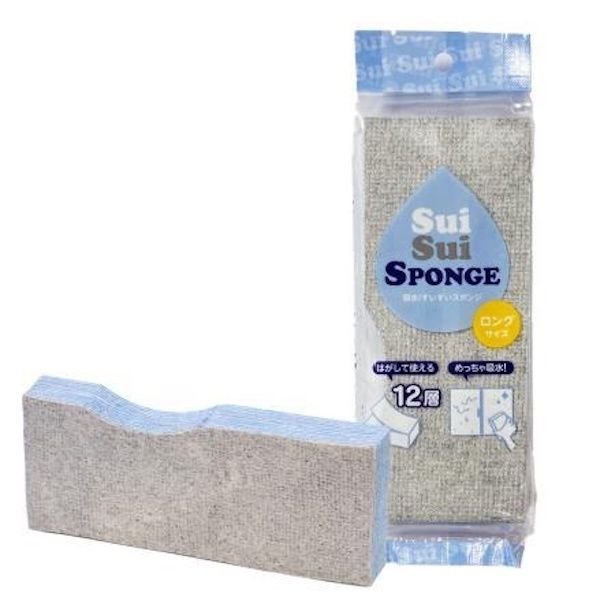 12層構造ではがして使える「吸水！すいすいスポンジ」(レギュラー550円、ロング770円)。くぼんだ部分に親指がフィットし、持ちやすいのも魅力 ※写真はロングサイズ
