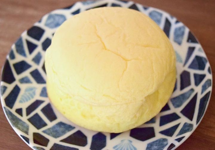 淡い黄色のパン生地は、丸くふっくらとしたフォルムでとても愛らしい印象。