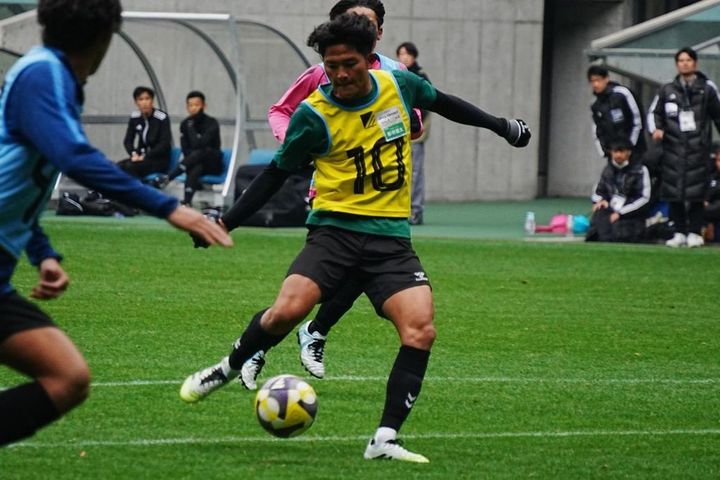 画像: シュートを放つ新明（写真：浅野凜太郎）