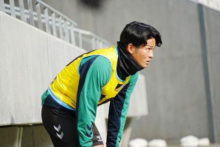 画像: チームメイトの紅白戦を見守る新明（写真：浅野凜太郎）