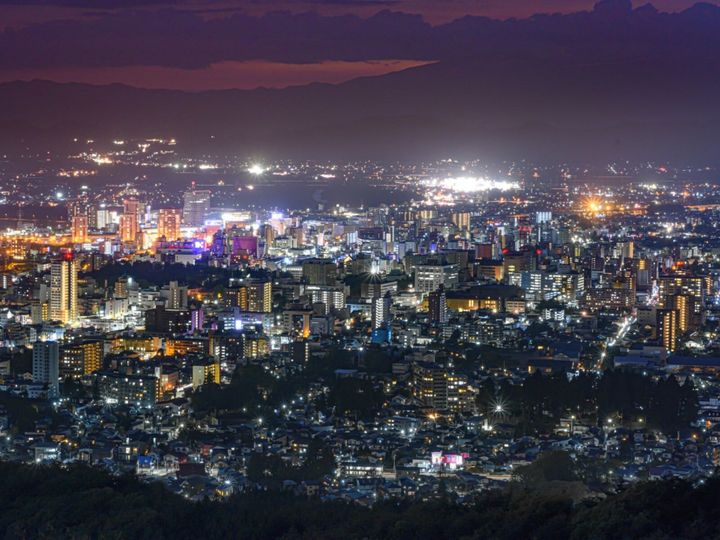 All About ニュース編集部が全国250人を対象に実施した「夜景スポットに関するアンケート」の調査結果から、「岩手県の夜景スポット」ランキングを発表！ 2位「アップルロード」を抑えた1位は？