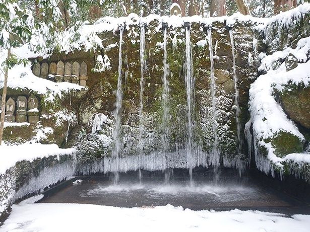 【写真】一年で最も寒いとされる大寒の時期には、雪と氷が修行場である6本滝を覆うことも