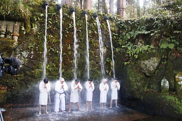 2025年1月20日、大寒。気温3度、水温5度のなかで行われた寒修行に約60人の参加者が集った