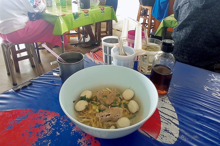 バンコク〈ジェー・クレーズ（チョンニウェット）ポーク・ヌードルス〉