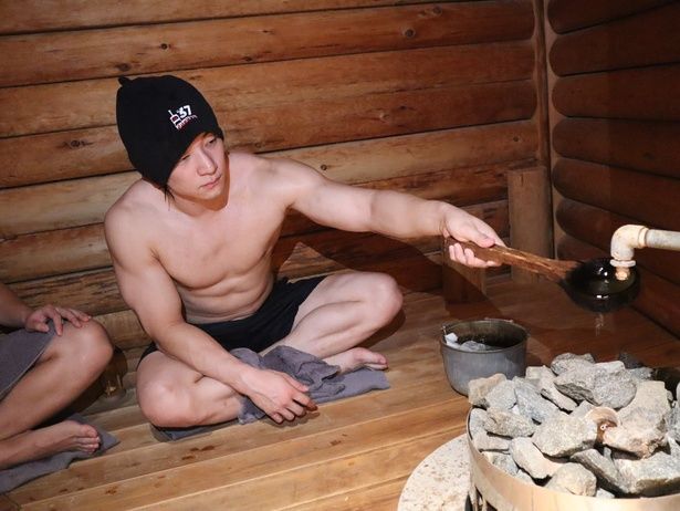 「こんな構造、初めて見た！」とロウリュする上野