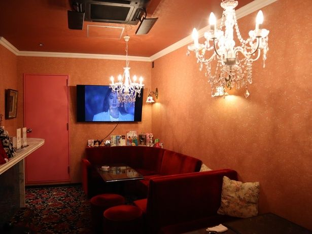 扉を開けると、昭和レトロなスナックが出現する