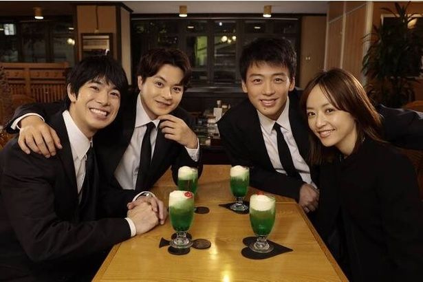 23年前の秘密を共有する同級生4人