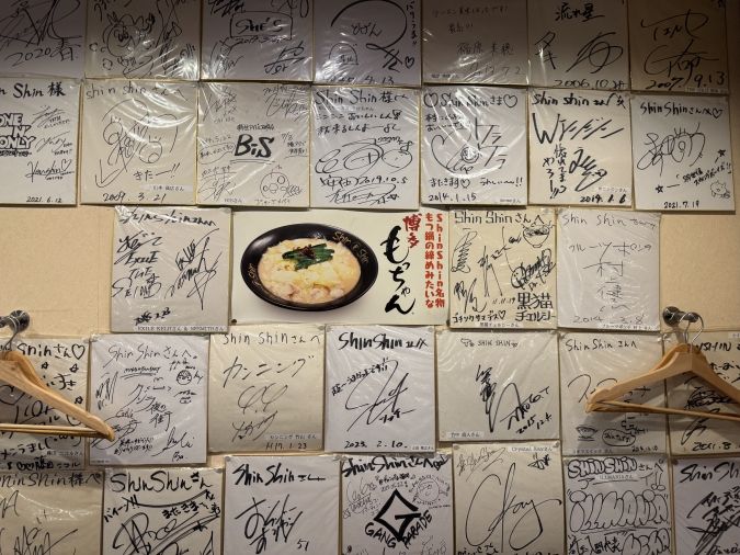 博多らーめん ShinShin 天神本店サイン