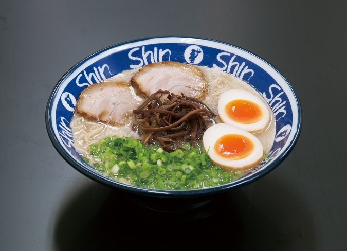 博多らーめん ShinShin 天神本店煮卵メイン
