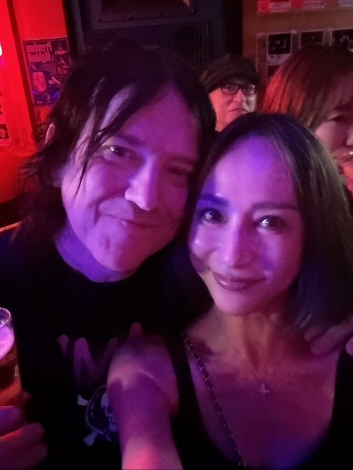 老舗ロックバーに現れたメンバーと記念撮影