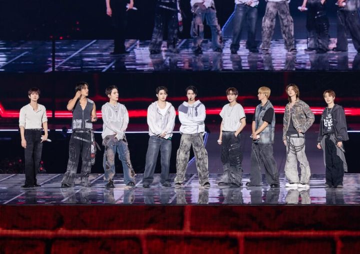 ド派手の登場に会場のボルテージは最高潮