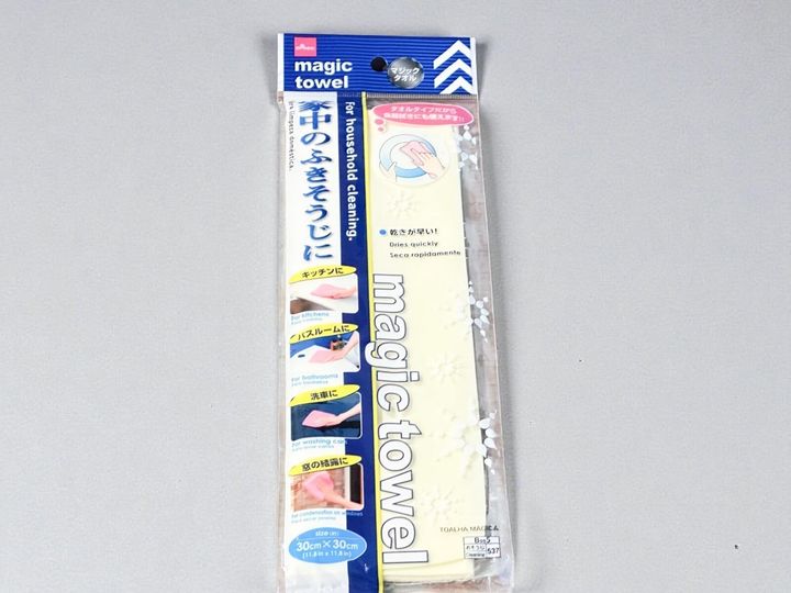 ダイソーのロングセラー商品「マジックタオル」は家中の拭き掃除に使える優秀アイテムです。その驚きの吸水力で、掃除の時短もかないます。今回は「マジックタオル」の実力をご紹介します。