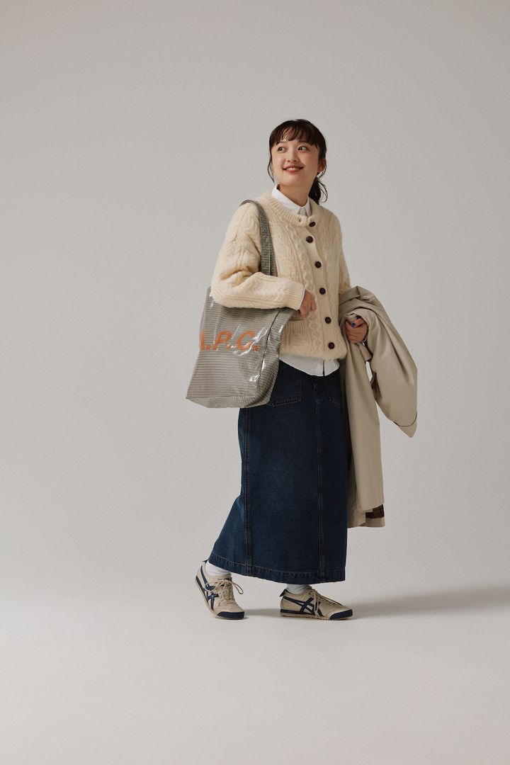 オフホワイトのざっくりカーディガンが主役！デニムスカートで大人カジュアルに【FUDGE FRIEND おしゃれさんの毎日コーディネート vol.633｜大島花菜】