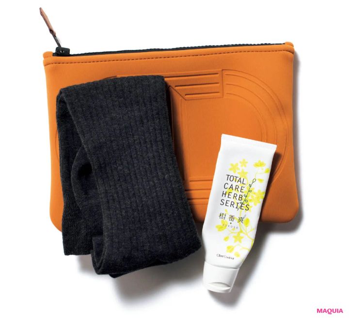 田中みな実の車内バッグの中身 MAEÉの着圧ソックス エルメスのポーチ