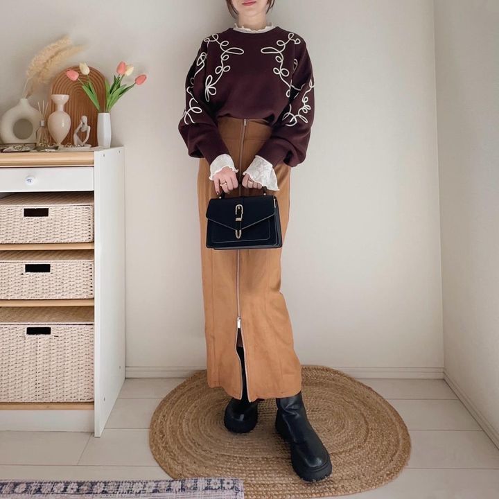 画像: ニットの下にレイヤードして楽しむ重ね着コーデ