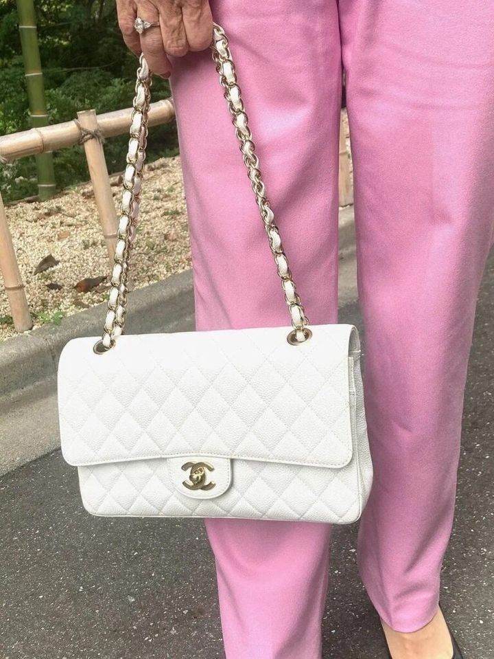 「『CHANEL』のホワイトのマトラッセバッグは、お呼ばれにも活躍してくれます」