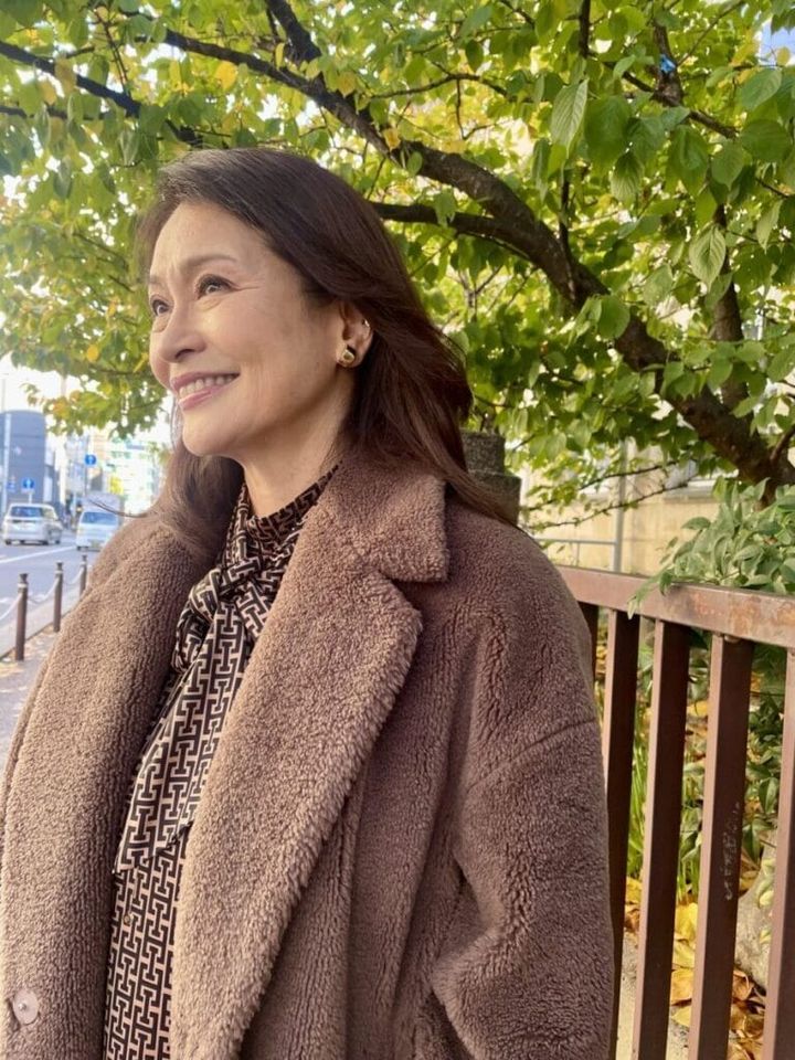 「柄物アイテムを着るときはアクセは控えめに。ゴールドのアクセなら肌馴染みもよく、さりげなくコーディネートのポイントになります」