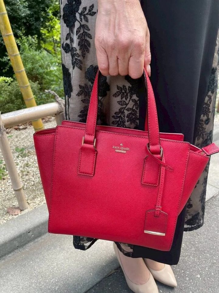「ケイトスペードの赤のバッグを差し色にしました」