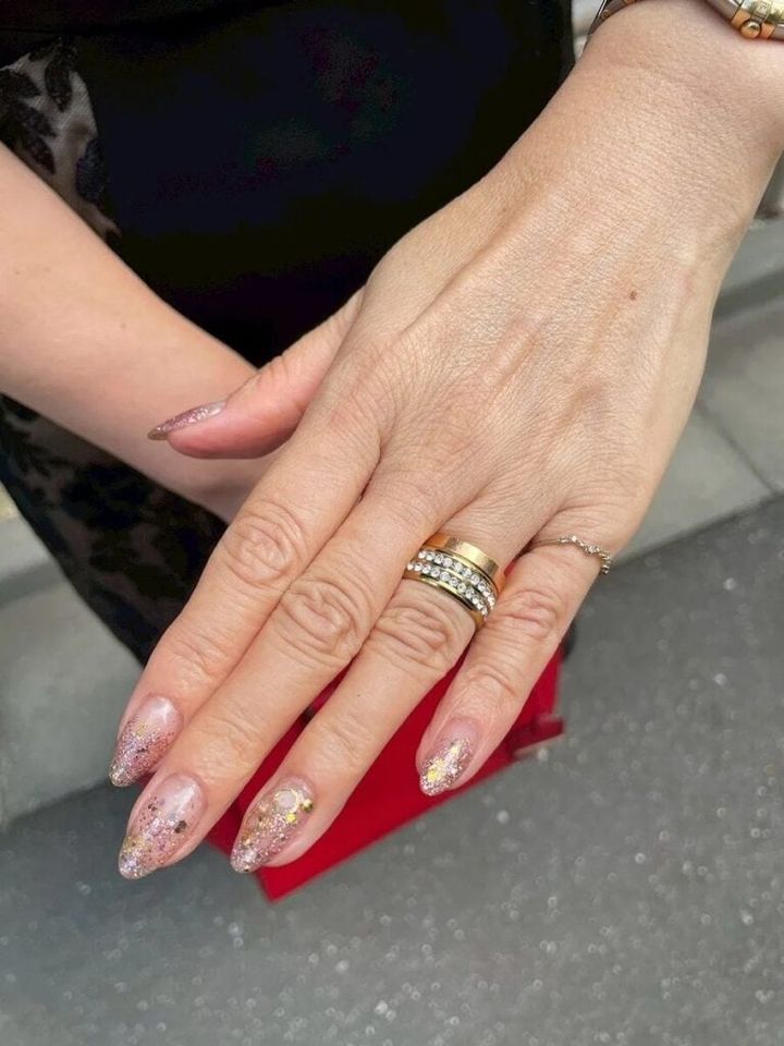 「ネイルには『人とのご縁』という思いで丸いものをつなげたデザインを入れています。運気UPに金箔も織り交ぜています」