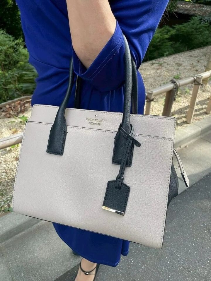 「バッグはあえてベージュとブラックの控えめな色を選び、ワンピースの鮮やかなカラーが引き立つようにしました」