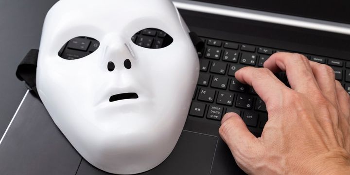 『Science』掲載：偽アカウント相場の核を追え