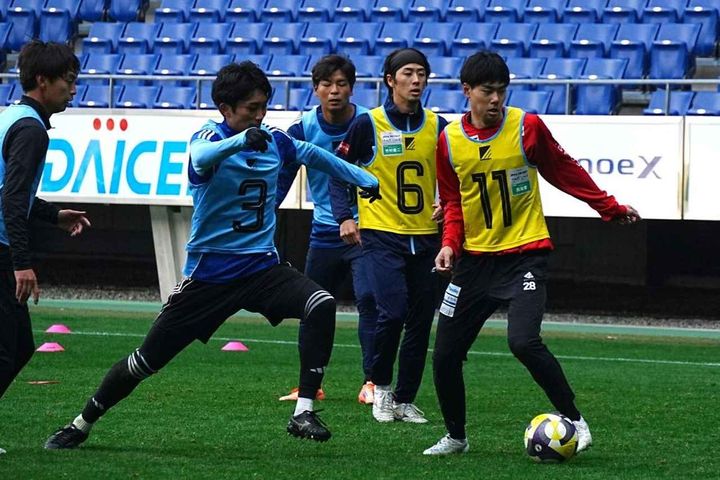 画像: ボールを奪いに行く樋口（写真：浅野凜太郎）