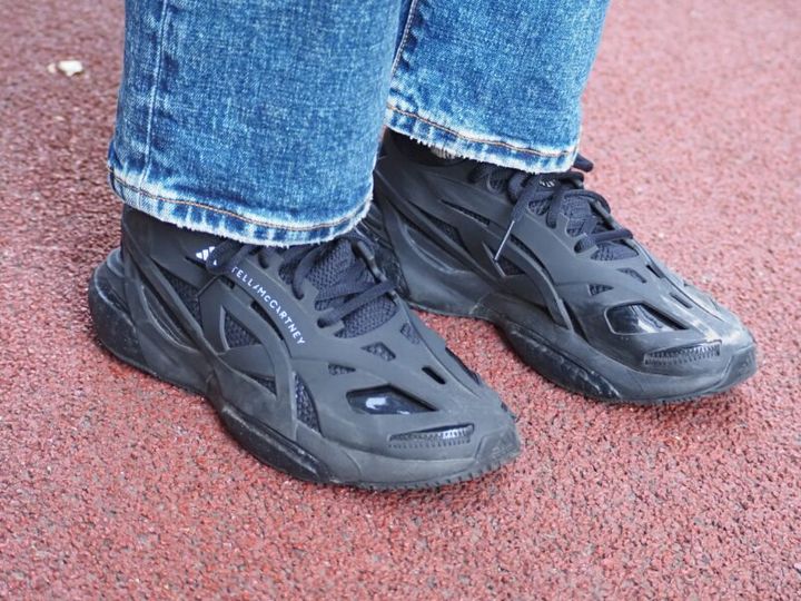 アディダスのスニーカー