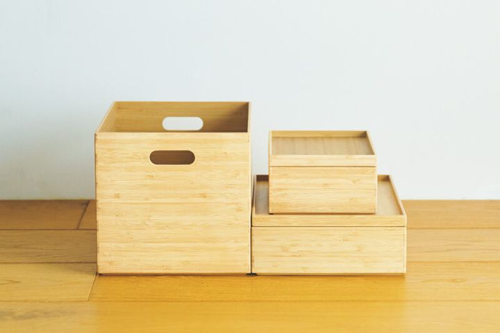 無印良品 左から： 重なる⽵材⻑⽅形ボックス 大￥2,690 約W37×D26×H24.5cm ハーフ小￥1,690 約W26×D18.5×H8.5cm フタハーフ￥990 約W26×D18.5×H2.5cm 小￥1,990 約W37×D26×H8.5cm フタ￥1,290 約W37×D26×H2.5cm