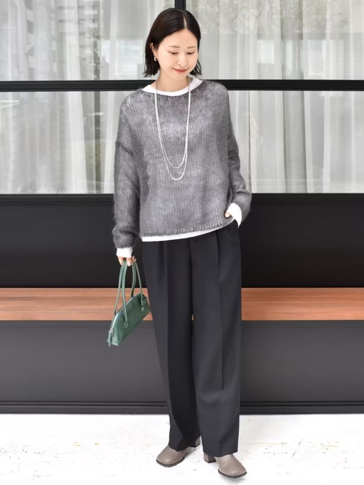 透け感のあるニットで軽やかさをプラス