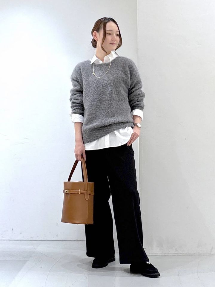 白シャツをレイヤードしてメリハリを